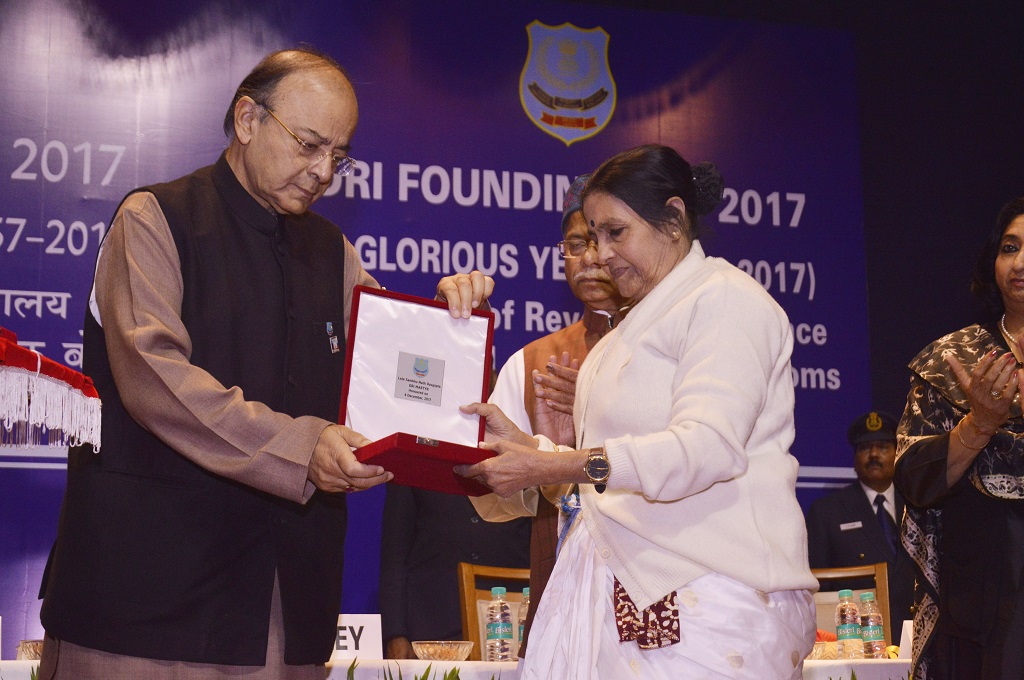 Honourable Finance Minister presenting DRI Martyr s medal to wife of Late Shri S N Das Gupta