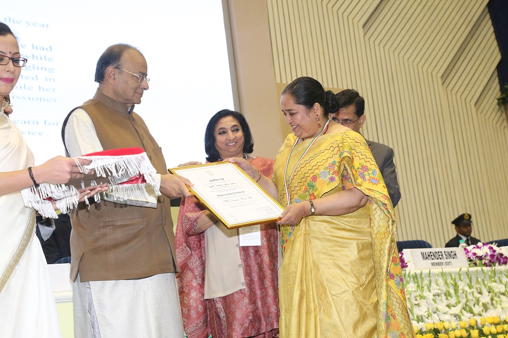 Ms Samrita Kaur Gill receiving Presidential Award from Honourable Finance Minister