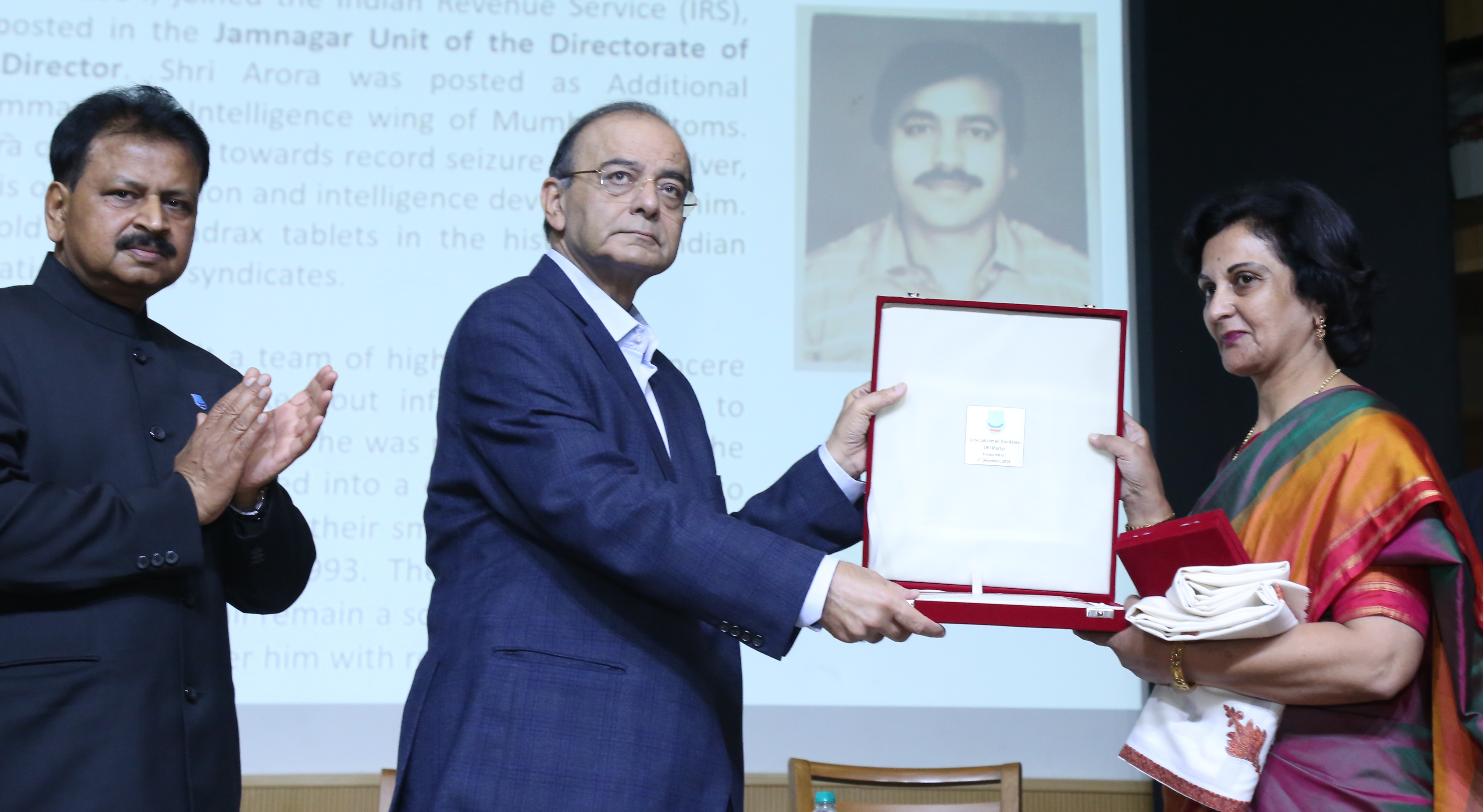 Honourable Finance Minister presenting DRI Marty’s Medal to wife of Late Shri Lakshman Das Aroa  IRS.