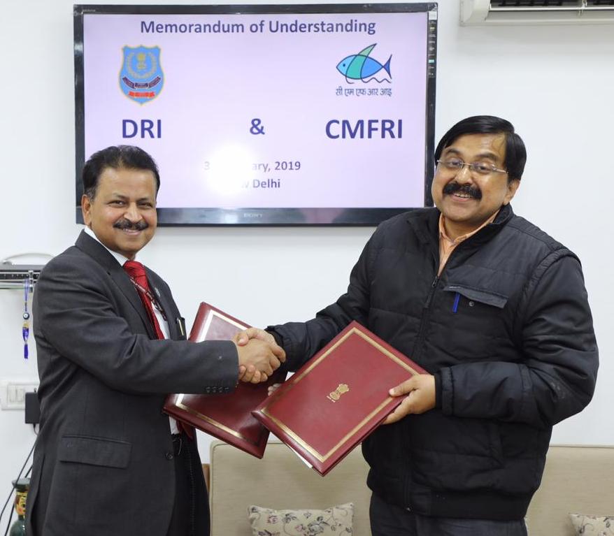 Pr. DGRI and Director CMFRI exchanging the signed MoU.