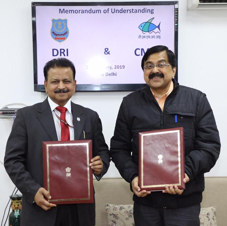 Pr. DGRI and Director CMFRI with the signed MoU.