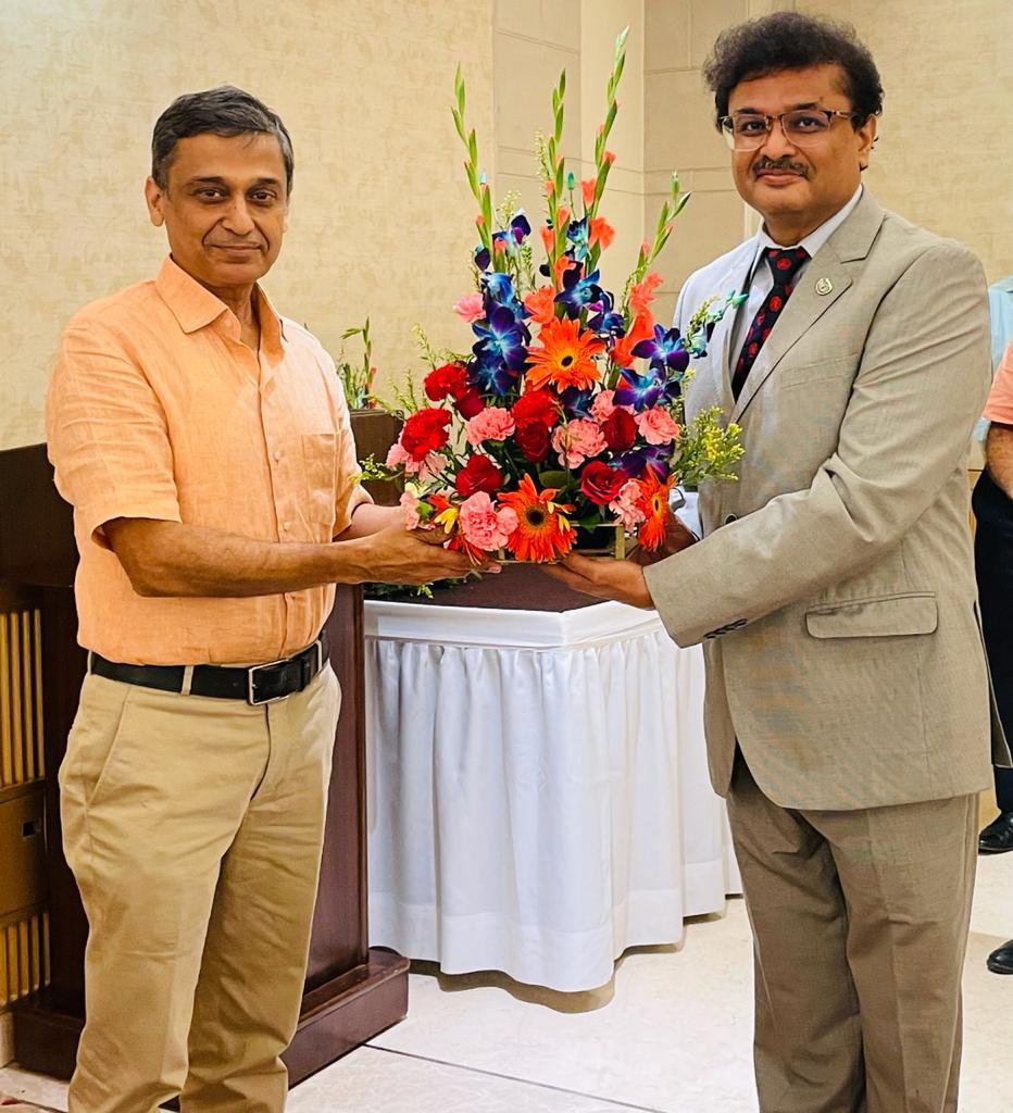 Shri Alok Tewari Pr Director General DRI on joining being welcomed by Pr. Additional Director General DRI -Left to Right.