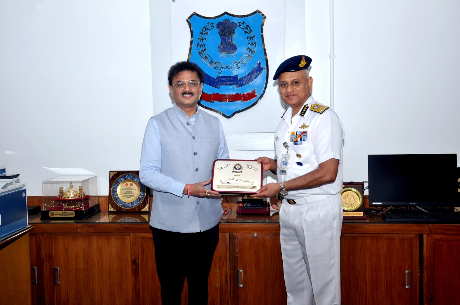 Sh. Abhai Kumar Srivastav  DG DRI welcomed Sh. Paramesh Sivamani  DG  Indian Coast Guard on his visit to DRI Hqrs office New Delhi on 27.05.2025.